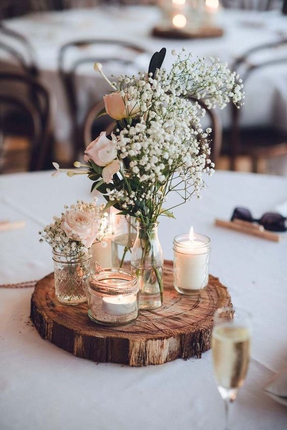 Centre de table rustique avec rondin en bois décoré de bougies